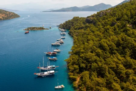 Ege ve Akdeniz’in Saklı Cennetlerine Yolculuk: Dalaman Vip Transfer ile Karayolunda “Mavi Yolculuk” Konforu